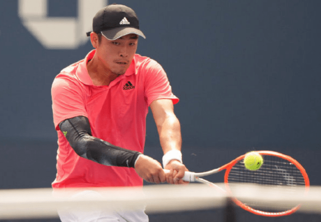 球员受伤离 球员受伤离