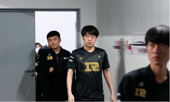 对他抱有更 对他抱有更